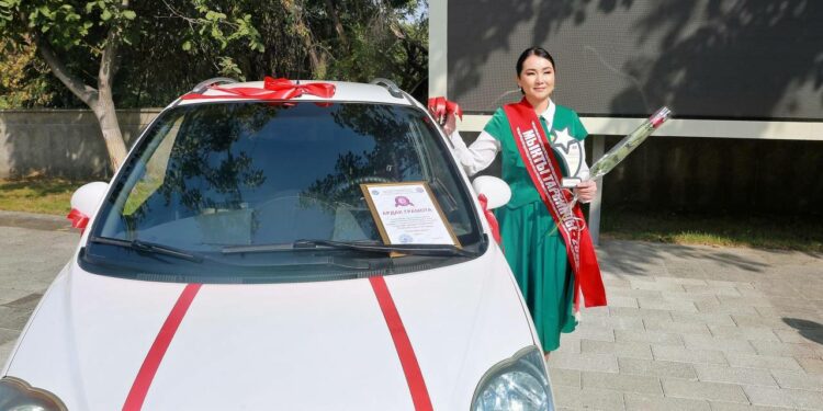 Ошто мыкты мугалим менен мыкты тарбиячыга унаа берилди (сүрөт)