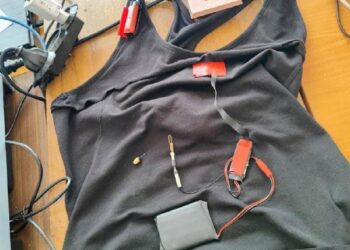 Айдоочулук күбөлүктү алууну абдан каалаган жигит экзаменге мини-камера алып кирген (сүрөт)