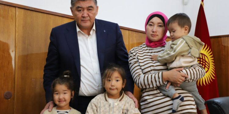 Камчыбек Ташиев СЕРЕП МЕДИА маалымат агенттигине кайрылган келинге жардам берди