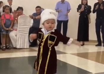 Казакстанда лезгинканы «тыткан» 2 жаштагы бала интернетти «жарып» жатат