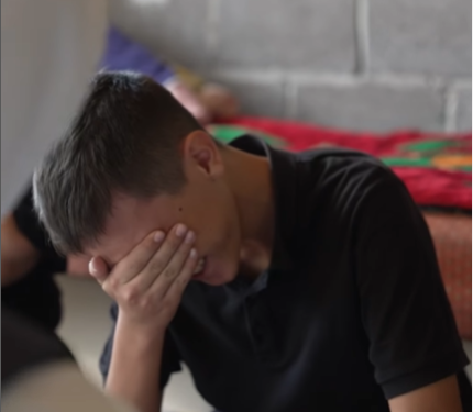 Беткапчан киши бул жолу кыргызстандык үй-бүлөнү кубантып, көпчүлүктү ыйлатты (видео)