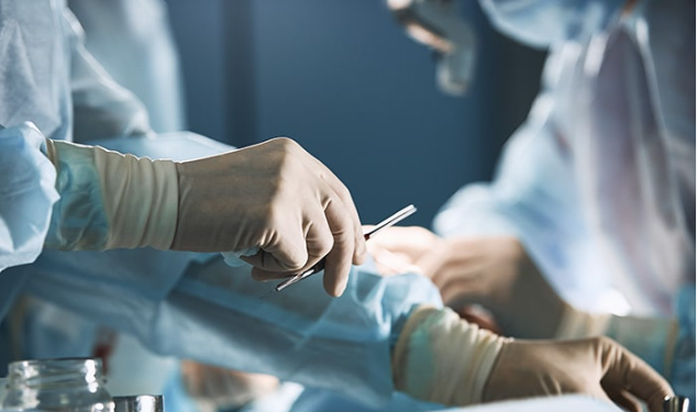 Селекцияда бети менен моюну кескиленген аялга 8 саат операция жасалды