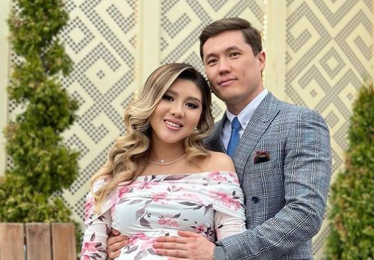 Сүйүнчү! Эрмек Таалайбеков менен жубайы Бекзада Жолборсова кыздуу болушту