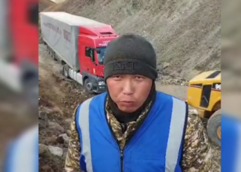 Калмак-Ашуусунда изделип, кийин табылган айдоочунун унаасын оңдоп беришти (видео)