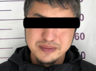 Бишкектеги маршруткада окуучунун телефонун тартып алган шектүү кармалды