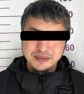 Бишкектеги маршруткада окуучунун телефонун тартып алган шектүү кармалды