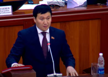 Кубанычбек Самаков Жогорку Кеңеште ант берип, ишине киришти