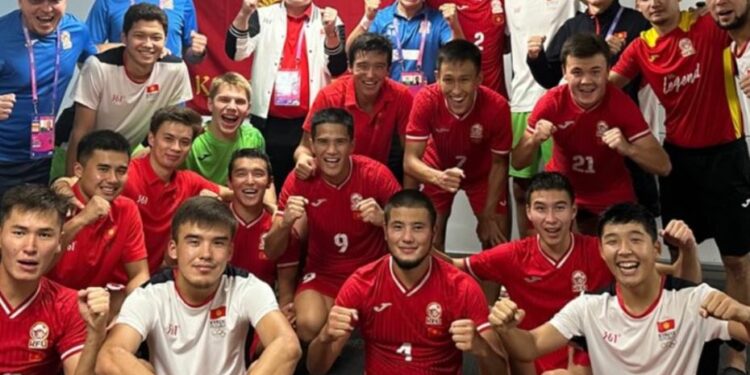 Азия оюндарында кыргыз футболчулар Кытайдын командасын жеңди