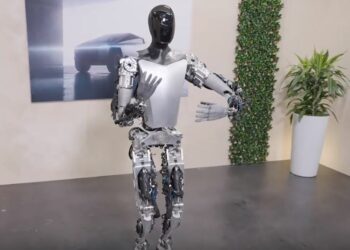 Тесланын адам сымал роботу эми түстөрдү айырмалай алат (видео)