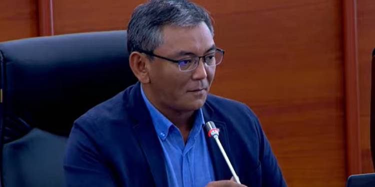 Депутат Самыйкожо мектептерге китеп алууга айлыктан акча бөлүп берүүнү сунуштады