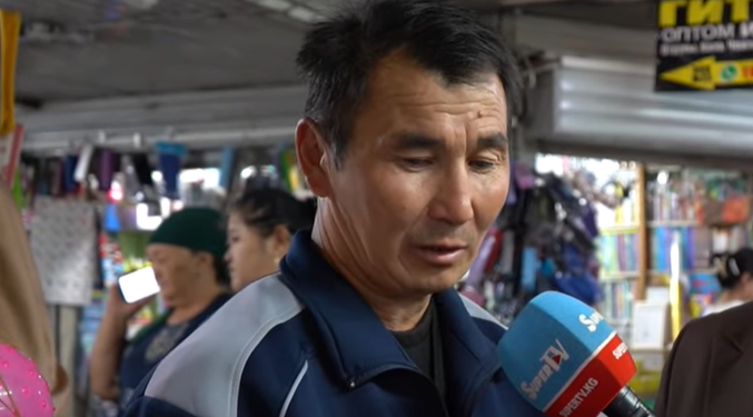 Ысык-Көлдөн Бишкекке китеп издеп келген жаран: «Эки балама китеп алып беришим керек. Жок болуп жатат»