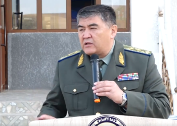 «Китеп жетпейт деген маселе болбошу керек». Ташиев Сузактагы мектепке китеп алып барып берди