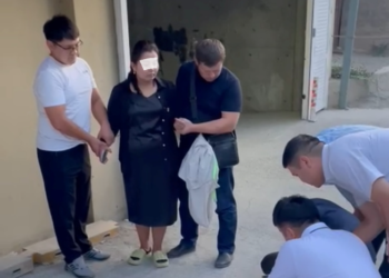 «Айфон 14 алып бербесең, сүрөтүңдү таратам». Ошто келин акча алып жаткан жеринен кармалды