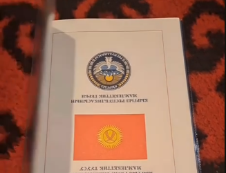 Кыргызстандын гимни, герби жана туусу тетири караган китептин видеосу