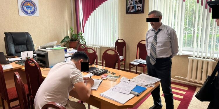 Бишкектеги мектепте окуучулардан акча жыйнаган делген директор кармалды