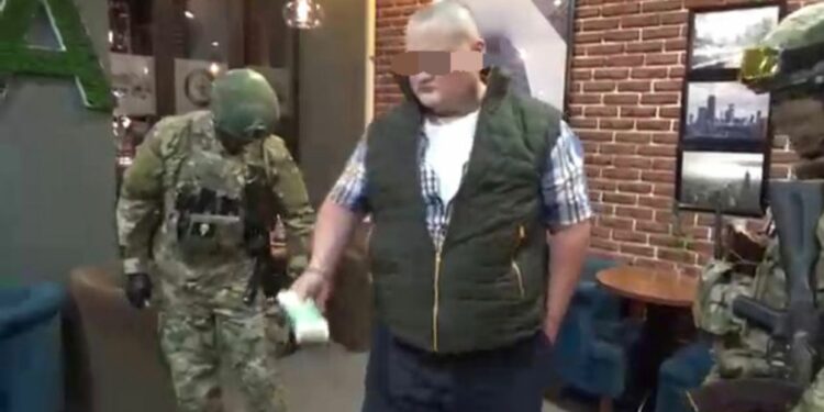 Президенттин жардамчысынан 300 миң доллар акча талап кылган шектүү кармалды