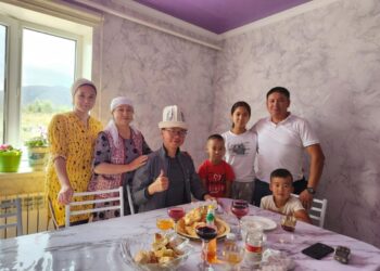 «Келинчегим менен кытайча сүйлөшүп жүрдү». Ысык-Көлдө унаасы бузулган турист милиция кызматкеринин үйүндө жашаган