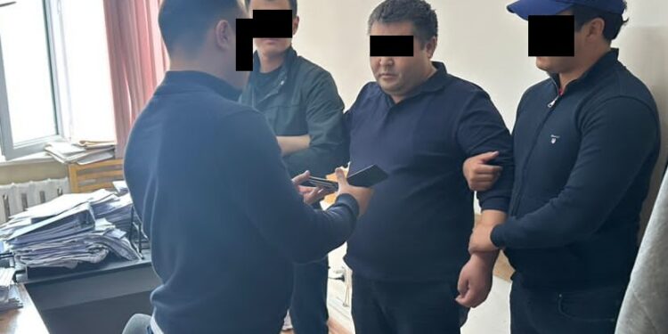 Жайыл районунда улук сот аткаруучусу 26 миң сом пара алып жаткан жеринен кармалды