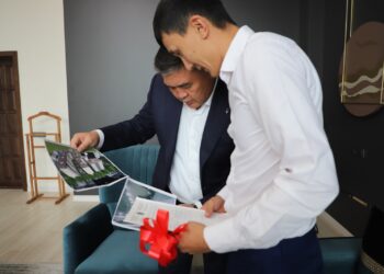 Ташиев Тажикстандын кол салуусунан жаракат алган чек арачыга 3 бөлмөлүү үй берди