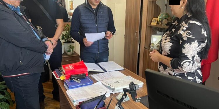 «5 миң доллар талап кылган». Бишкек шаардык сотунун судьясы кармалып, камакка алынды