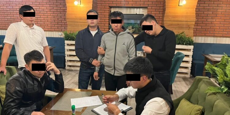 «Зордуктоо боюнча кылмыш ишин ачабыз». Ошто милиция кызматкерлери кармалды