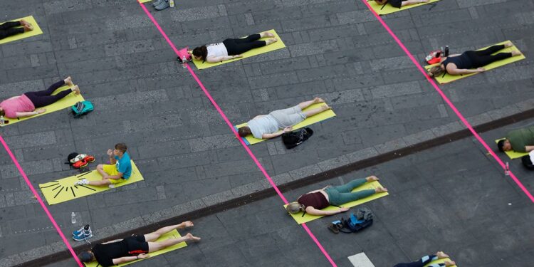 Англияда йога менен машыгып жаткандарды өлдү деп ойлогон киши полиция чакырган