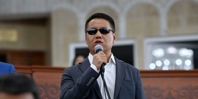 Дастан Бекешев күкүк аталарды мамлекеттик кызматка албоону сунуштады