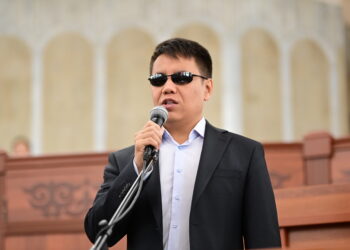 Депутат Бекешев: «Мугалимдер менен дарыгерлердин орточо айлыгы 15-20 миң сомдон ашпайт»