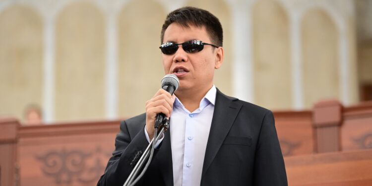 Депутат Бекешев: «Мугалимдер менен дарыгерлердин орточо айлыгы 15-20 миң сомдон ашпайт»