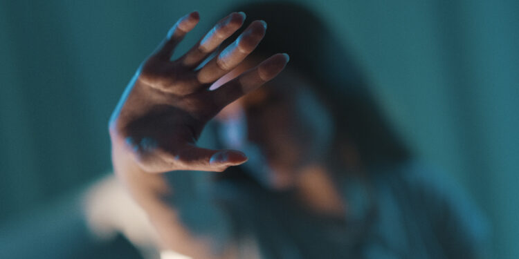 «2019-жылы асырап алынган». Эмгек министрлиги байланган абалда табылган кыз боюнча үн катты