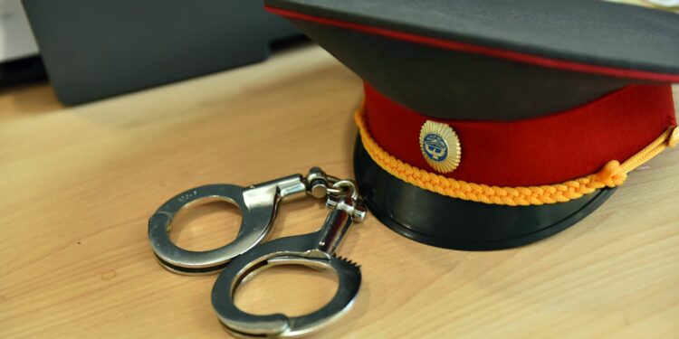 Кылмыштуу топ түзүү фактысы боюнча 2 милиция кызматкери кармалды