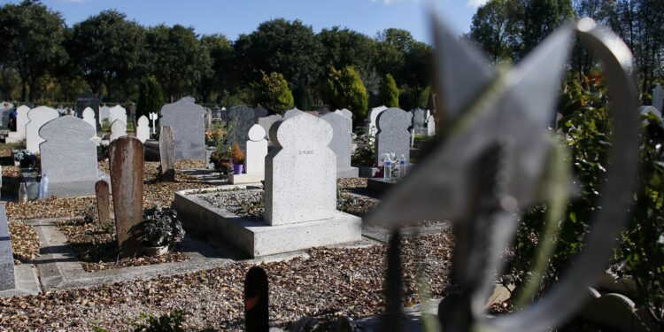 “Ала-Арча” көрүстөнүндө орун жок калып бара жатат. Байтик айылынан 22 гектар жер трансформацияланат