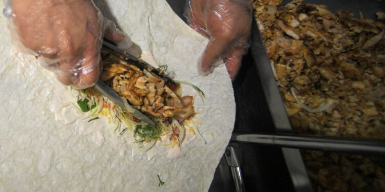 Бишкекте шаурмага 21 киши ууланып, анын 15и ооруканага жаткырылды