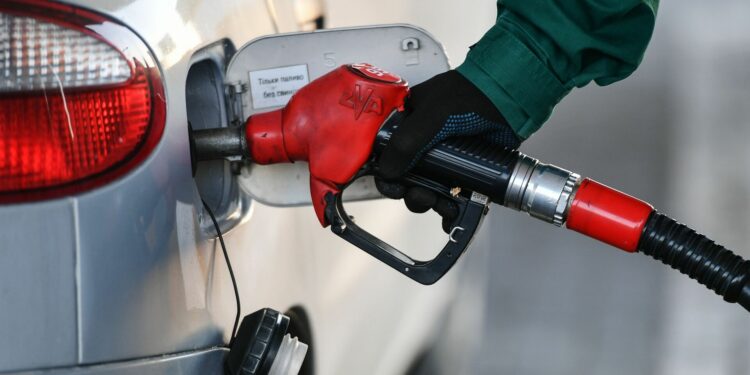 Бензин кымбаттабасын деп, 2 миллиард сом бөлүнгөн. УКМК акчанын чоо-жайын иликтөөдө