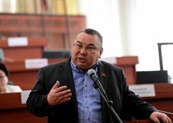 Депутат Түлөбаев: «Эмне үчүн колубузда алтын турса, Кытайдын карызын төлөбөй жатабыз?»