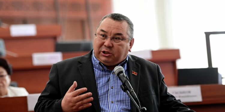 Депутат Түлөбаев: «Эмне үчүн колубузда алтын турса, Кытайдын карызын төлөбөй жатабыз?»