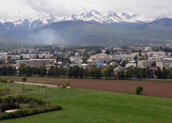 Караколдо изделип жаткан өспүрүмдүн жансыз денеси чуңкурдан табылды