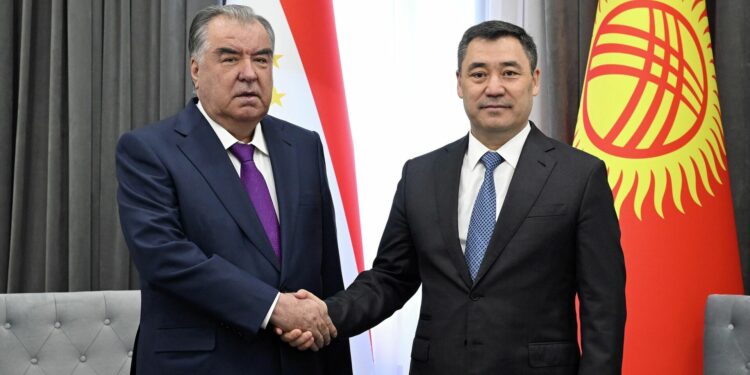 Садыр Жапаров Тажикстандын президентин туулган күнү менен куттуктады