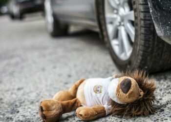 Ошто айдоочулук күбөлүгү жок аял 3 окуучуну сүзүп, бири каза болду