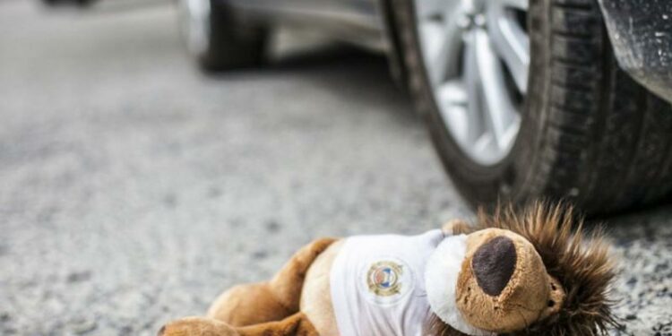 Ошто айдоочулук күбөлүгү жок аял 3 окуучуну сүзүп, бири каза болду