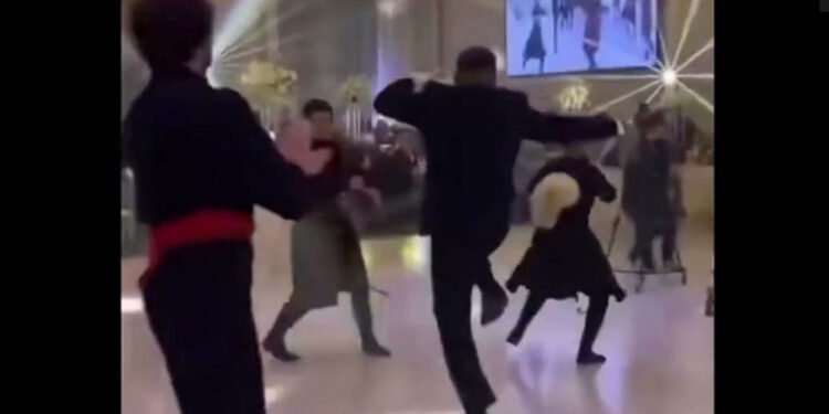 Курсан Асанов уулунун тоюнда катыра бийледи