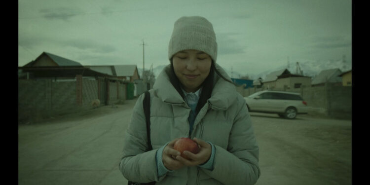 Азиядагы эл аралык кинофестивалда кыргыз режиссерунун тасмасы башкы сыйлыкты алды