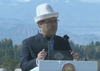 Садыр Жапаров Нарында Ормон хандын эстелигин ачты