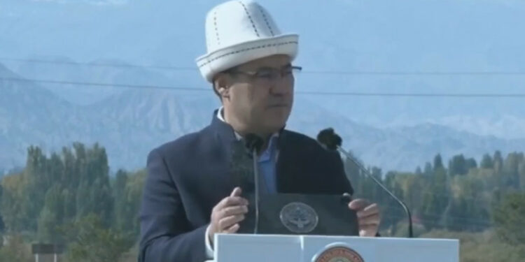 Садыр Жапаров Нарында Ормон хандын эстелигин ачты