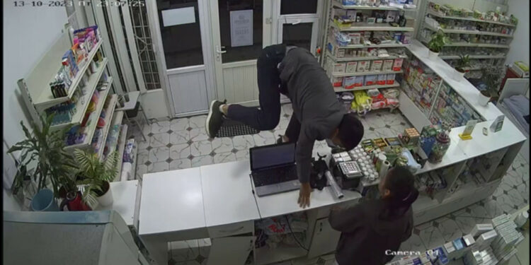 Ошто каракчыдан коркпой, аны менен кайым айтышкан кыздын видеосу тарады