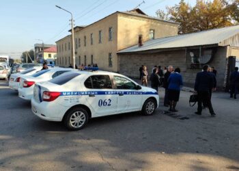 «Бомба бар». Жогорку Сот, райондук сот жана министрликтин имараттары курчоого алынды
