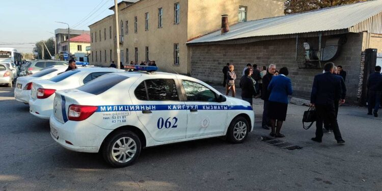 «Бомба бар». Жогорку Сот, райондук сот жана министрликтин имараттары курчоого алынды