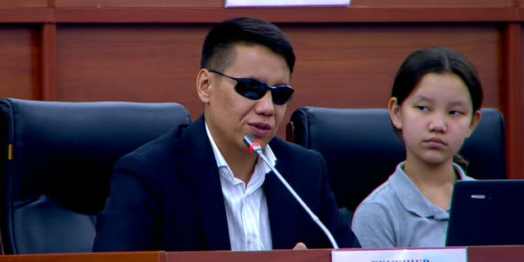 Жогорку Кеңештин жыйынында Дастан Бекешевдин жанында кызы отурду