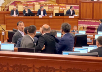 Жогорку Кеңеште Улан Бакасов менен Данияр Төлөнов мушташа кете жаздады