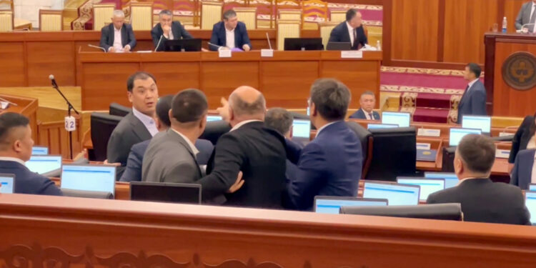 Жогорку Кеңеште Улан Бакасов менен Данияр Төлөнов мушташа кете жаздады